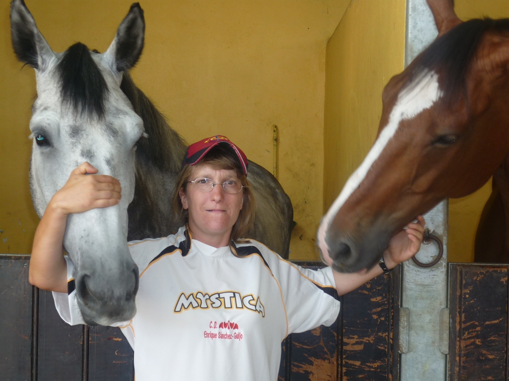 Marisa con dos caballos